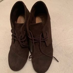 Tom’s brown kala wedged booties